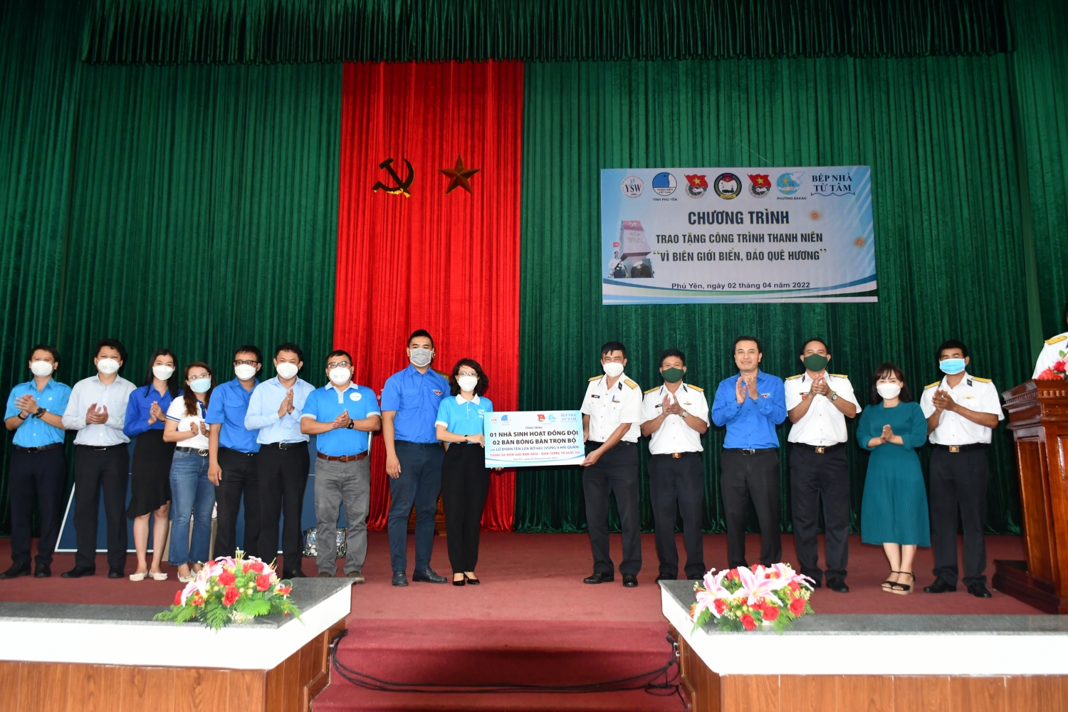 Đoàn trao tặng bảng tượng trưng công trình thanh niên “Nhà sinh hoạt đồng đội” và 02 bộ bàn bóng bàn cho cán bộ, chiến sỹ Lữ đoàn Tên lửa bờ 682 (Vùng 4 Hải Quân).
