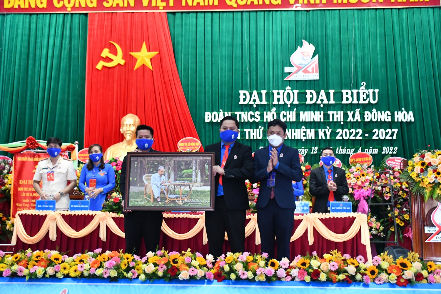 Đồng chí Phan Xuân Hạnh - UV BCH Trung ương Đoàn, Tỉnh ủy viên, Bí thư Tỉnh Đoàn trao tặng bức ảnh chân dung Chủ tịch Hồ Chí Minh cho Đại hội.