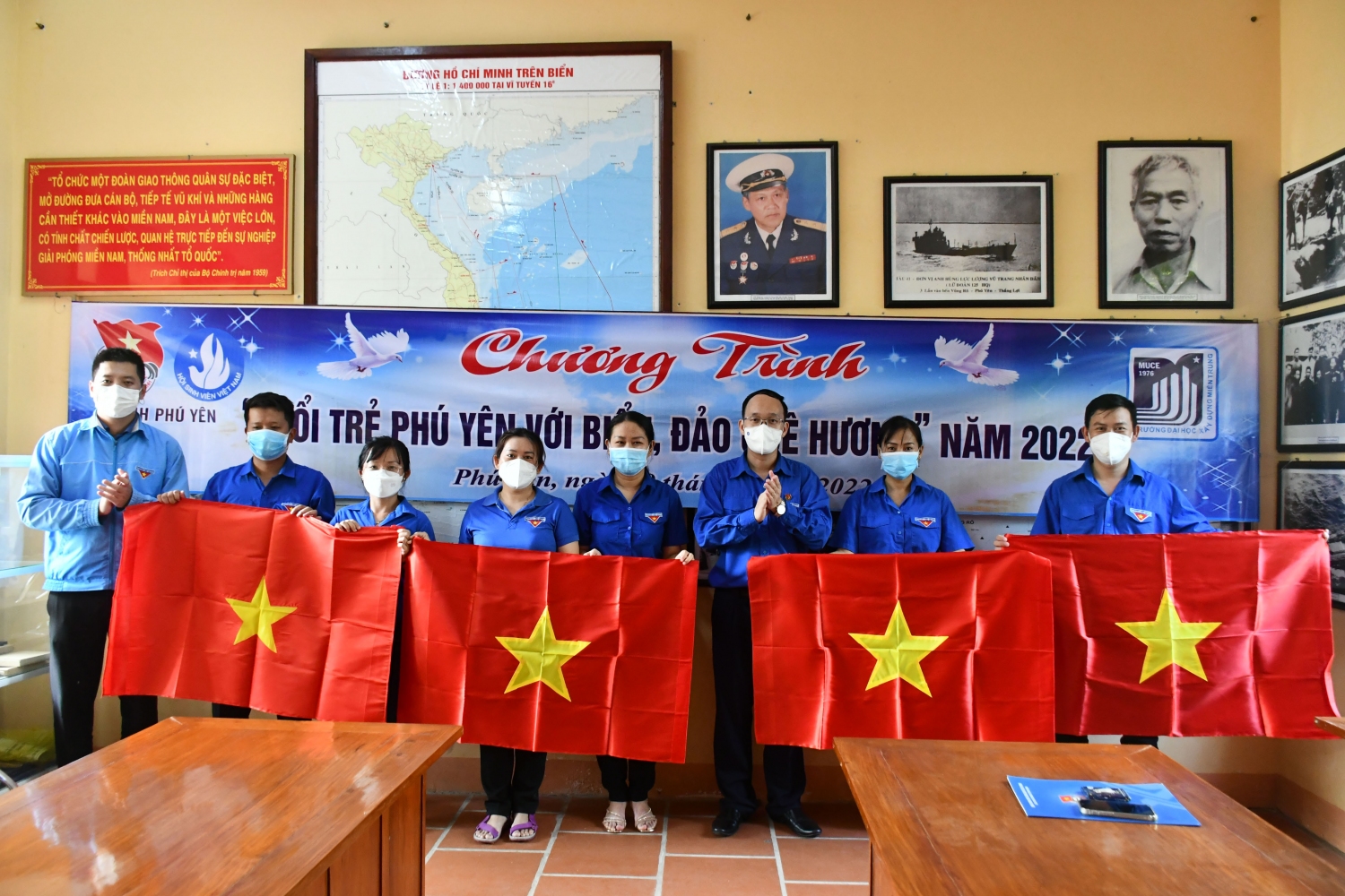 Đoàn trao tặng lá cờ Tổ quốc cho Thị Đoàn Đông Hòa để gửi tặng cho ngư dân.