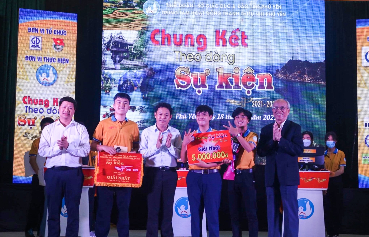 Ban Tổ chức cùng lãnh đạo UBND thành phố Tuy Hòa trao giải nhất cho Trường THPT Nguyễn Huệ (TP Tuy Hòa).
