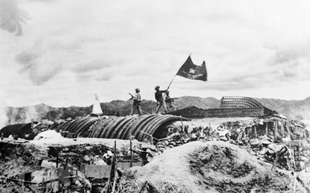 Chiều 7/5/1954, lá cờ Quyết chiến-Quyết thắng của Quân đội nhân dân Việt Nam tung bay trên nóc hầm tướng De Castries. Chiến dịch lịch sử Điện Biên Phủ đã toàn thắng. (Ảnh: Triệu Đại/TTXVN)
