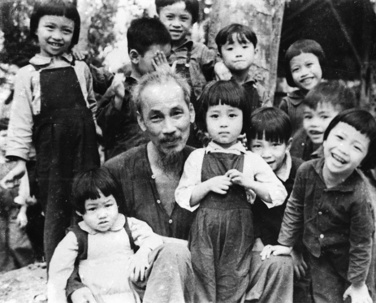 Bác Hồ với các cháu thiếu nhi ở chiến khu Việt Bắc, năm 1950. Ảnh tư liệu