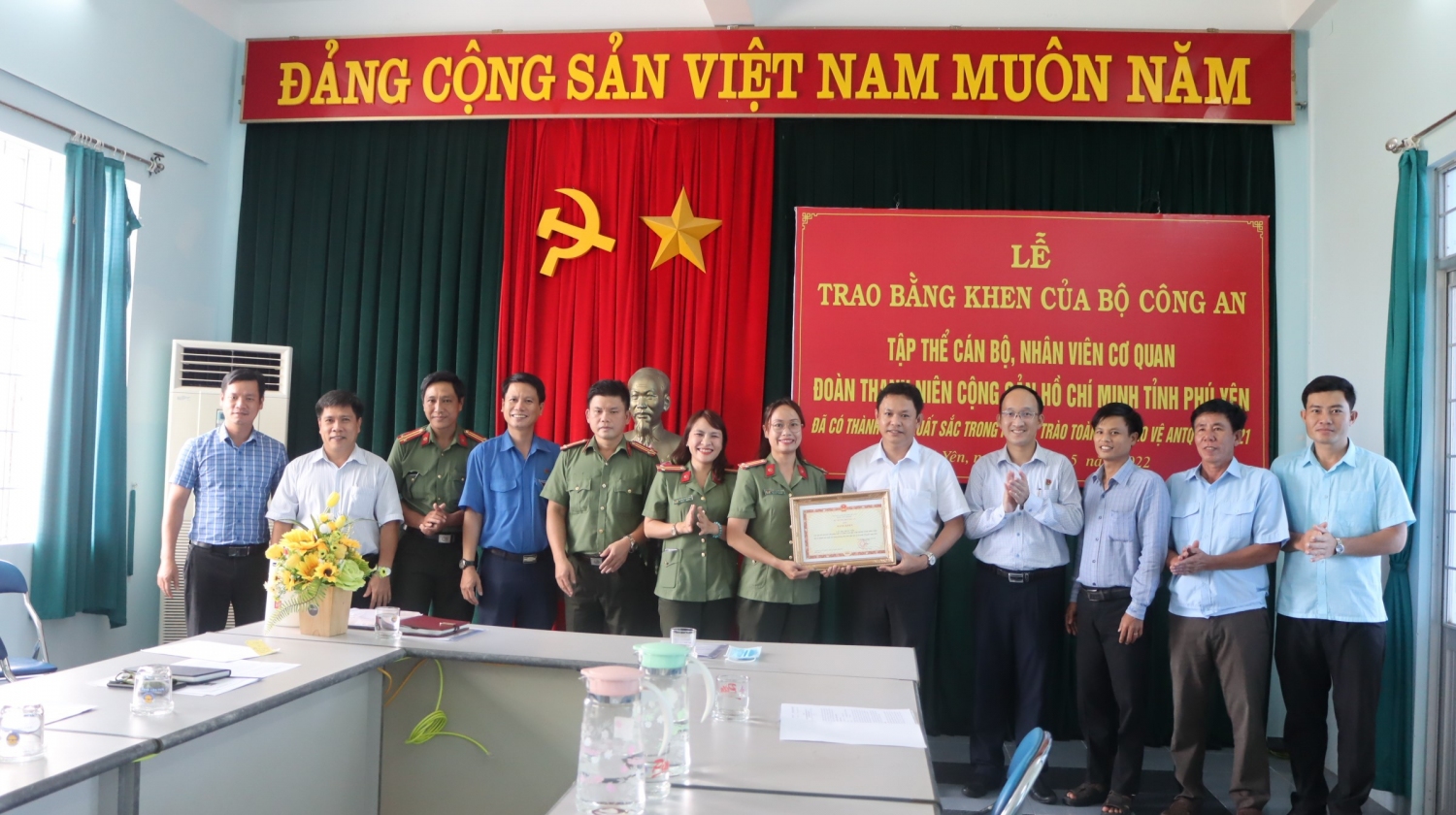 Trao bằng khen của Bộ Công an cho tập thể cán bộ, nhân viên cơ quan Đoàn Thanh niên Cộng sản Hồ Chí Minh tỉnh Phú Yên.