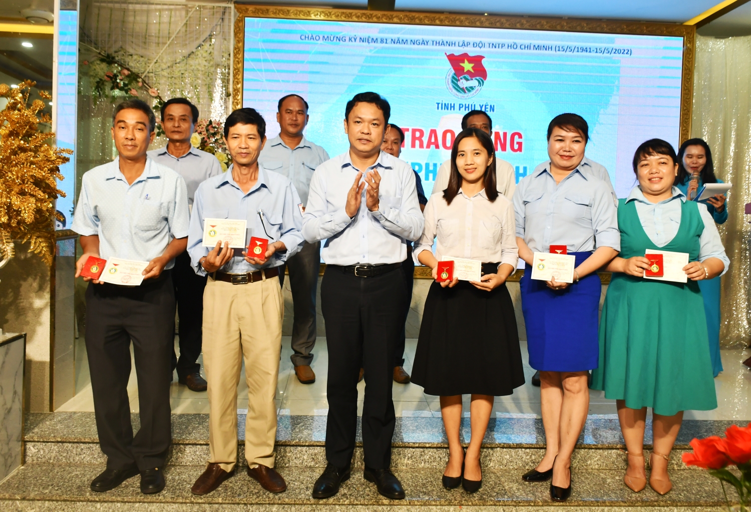 Đồng chí Phan Xuân Hạnh - Tỉnh ủy viên, Bí thư Tỉnh Đoàn trao tặng Huy hiệu “Phụ trách giỏi” cho các Giáo viên - Tổng phụ trách Đội.