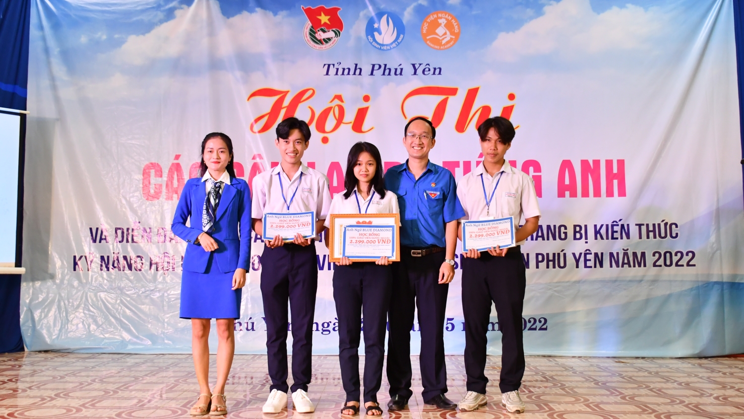 Ban Tổ chức trao giải nhất cho Đoàn Trường THPT Nguyễn Huệ.