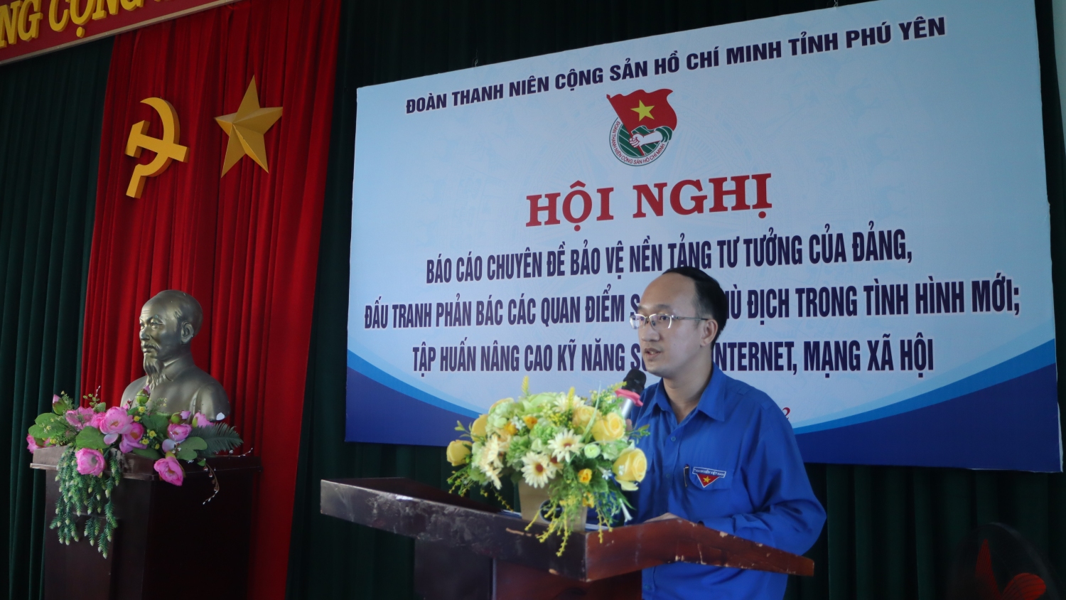 Đồng chí Trần Minh Trí - Phó Bí thư Tỉnh Đoàn phát biểu tại hội nghị.