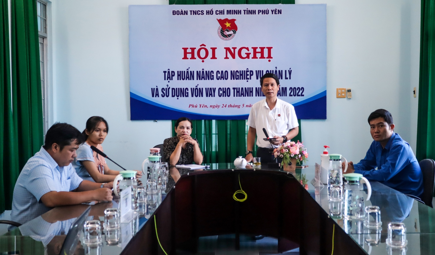 Đồng chí Lương Minh Tùng - Phó Bí thư Tỉnh Đoàn, Chủ tịch Hội LHTN Việt Nam tỉnh phát biểu tại hội nghị.