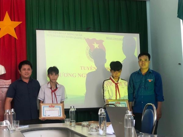 Tuyên dương và tặng giấy khen cho hai em Nguyễn Ngọc Huy và Trương Bảo Nam.