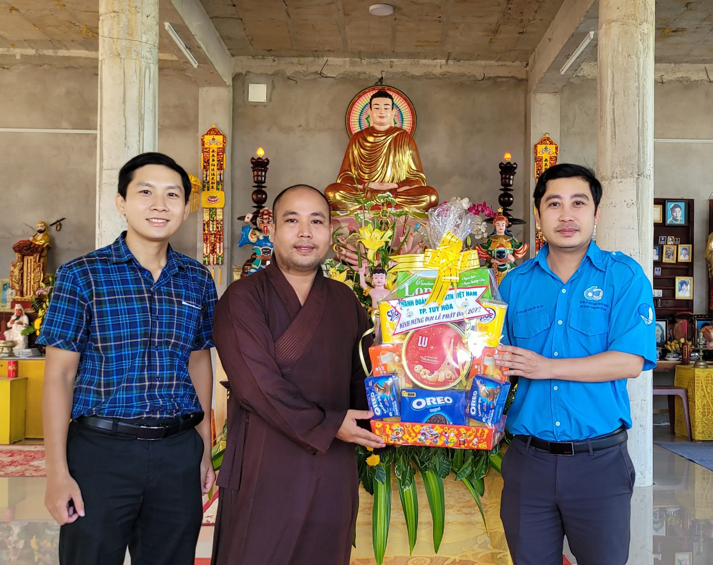 Thăm, tặng quà chúc mừng Đại lễ Phật Đản 2022 - Phật lịch 2566.