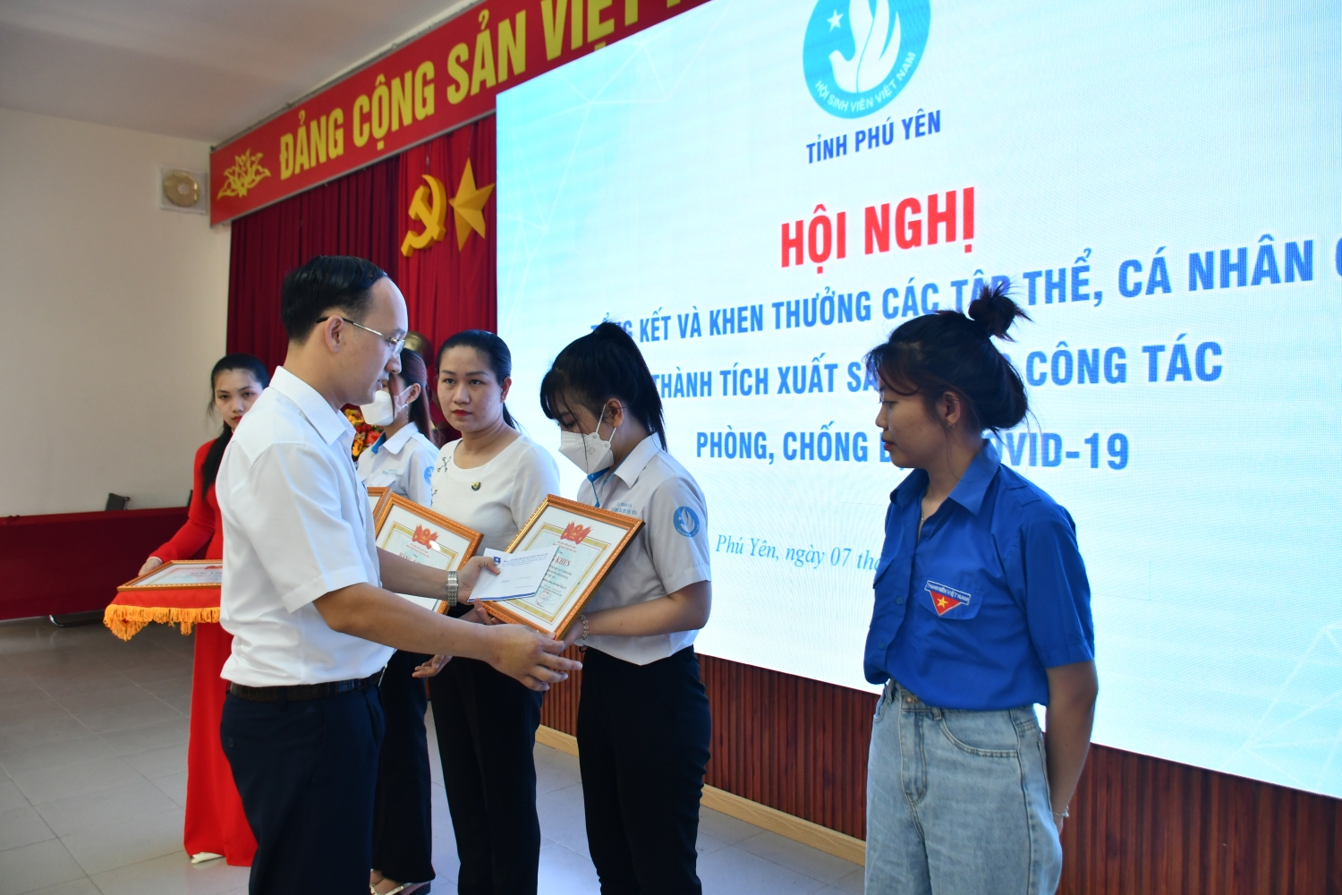 Đ/c Trần Minh Trí - Phó Bí thư Tỉnh Đoàn, Chủ tịch Hội Sinh viên tỉnh trao bằng khen cho cá nhân có thành tích xuất sắc trong công tác phòng, chống dịch bệnh Covid - 19.