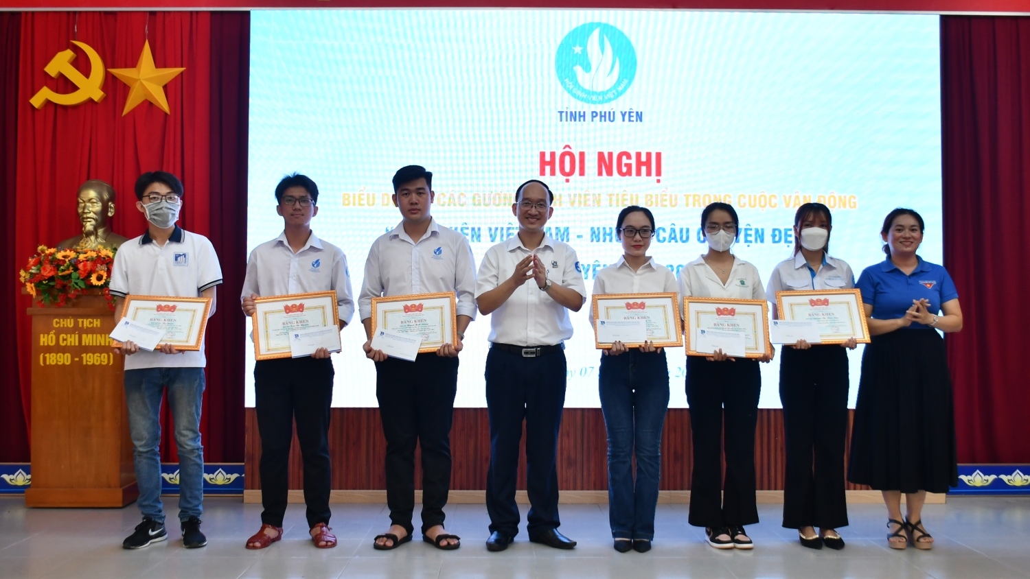 Hội Sinh viên tỉnh Phú Yên tặng bằng khen cho 06 sinh viên tiêu biểu trong cuộc vận động “Sinh viên Việt Nam - Những câu chuyện đẹp” năm 2022.