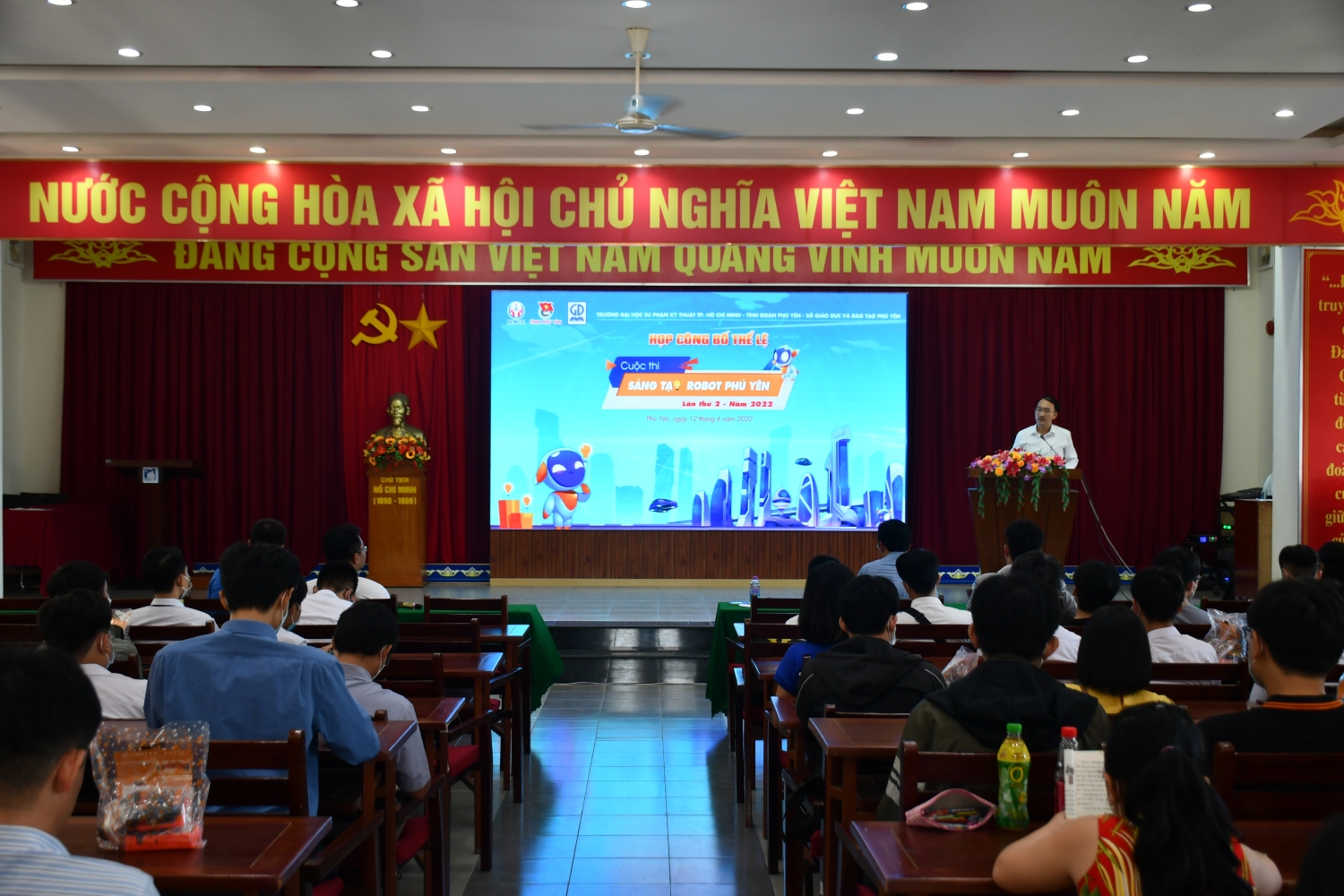 Quang cảnh diễn ra cuộc họp công bố thể lệ Cuộc thi Sáng tạo Robot Phú Yên mở rộng lần thứ II, năm 2022.