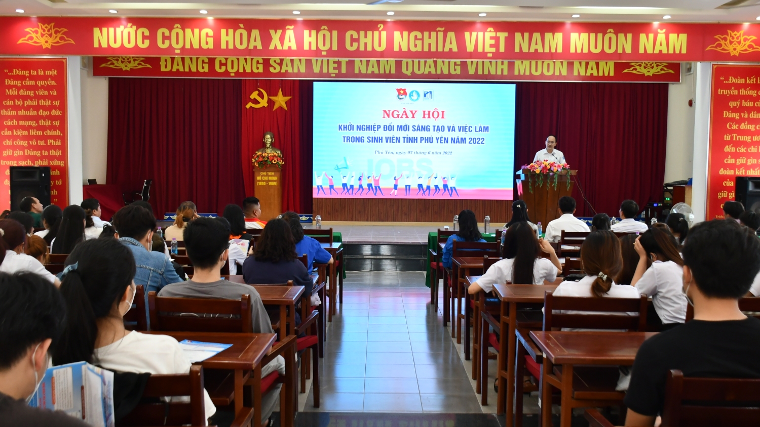 Quang cảnh Ngày hội khởi nghiệp đổi mới sáng tạo và việc làm cho sinh viên tỉnh Phú Yên năm 2022.