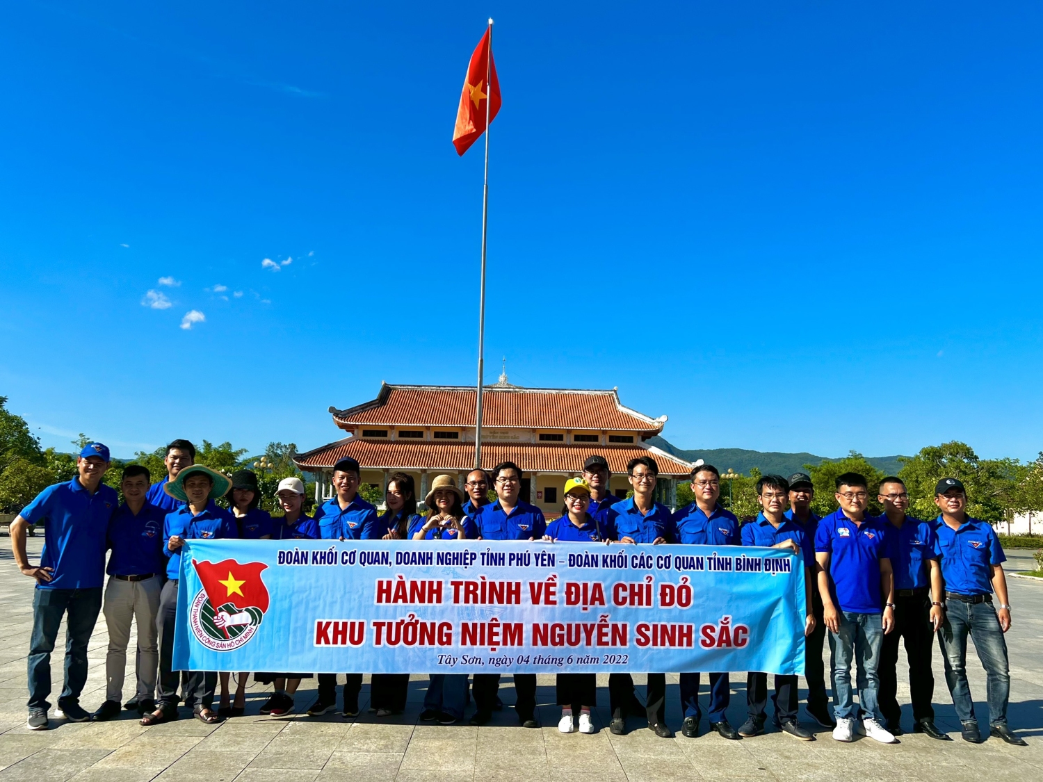 Đoàn viên thanh niên hai đơn vị tham quan, dâng hương Khu tưởng niệm Nguyễn Sinh Sắc.