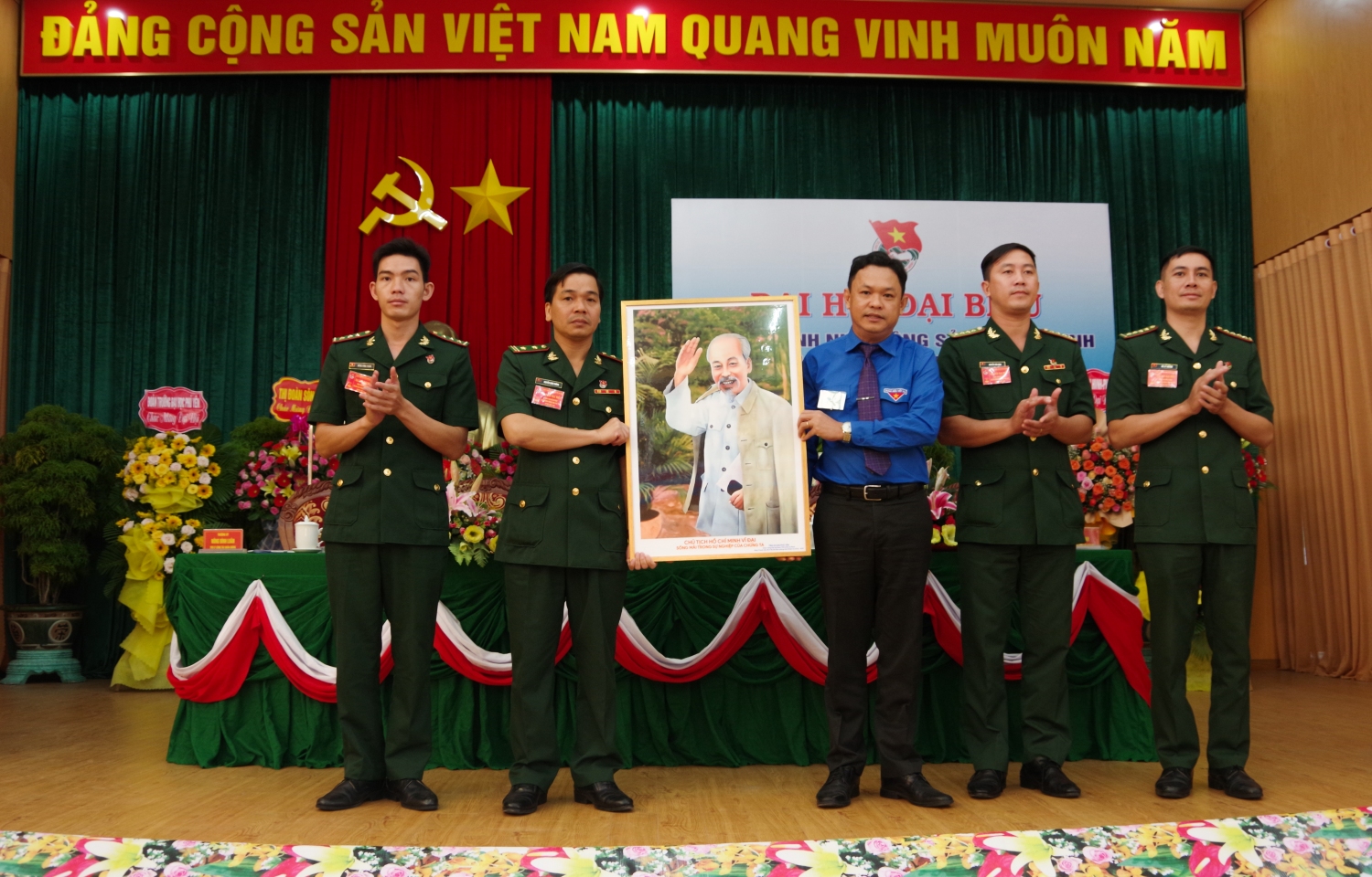 Đồng chí Phan Xuân Hạnh - Tỉnh ủy viên, Bí thư Tỉnh Đoàn tặng bức tranh chân dung Bác Hồ cho Đại hội.