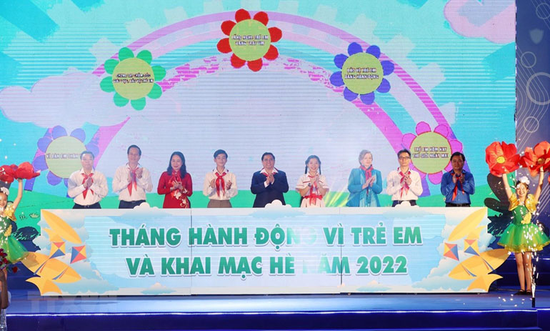 Thủ tướng Phạm Minh Chính và các đại biểu thực hiện nghi thức phát động Tháng hành động vì trẻ em và khai mạc hè năm 2022. Ảnh: TTXVN