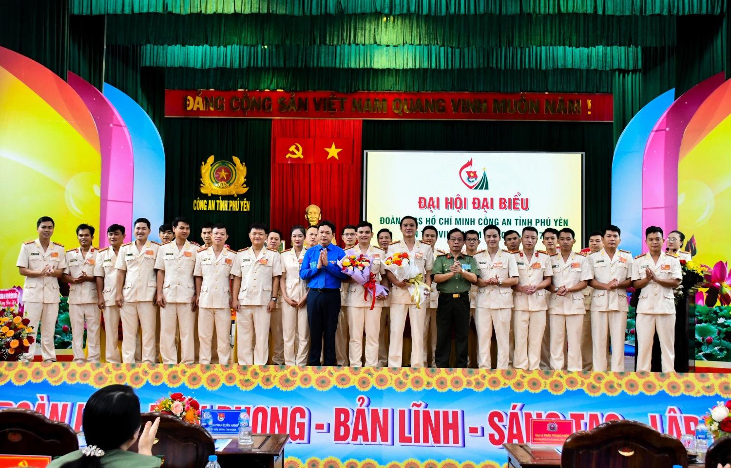 Thường trực Tỉnh Đoàn và lãnh đạo Đảng ủy Công an tỉnh tặng hoa chúc mừng Ban Chấp hành Đoàn TNCS Hồ Chí Minh Công an tỉnh khóa VIII, nhiệm kỳ 2022 - 2027.