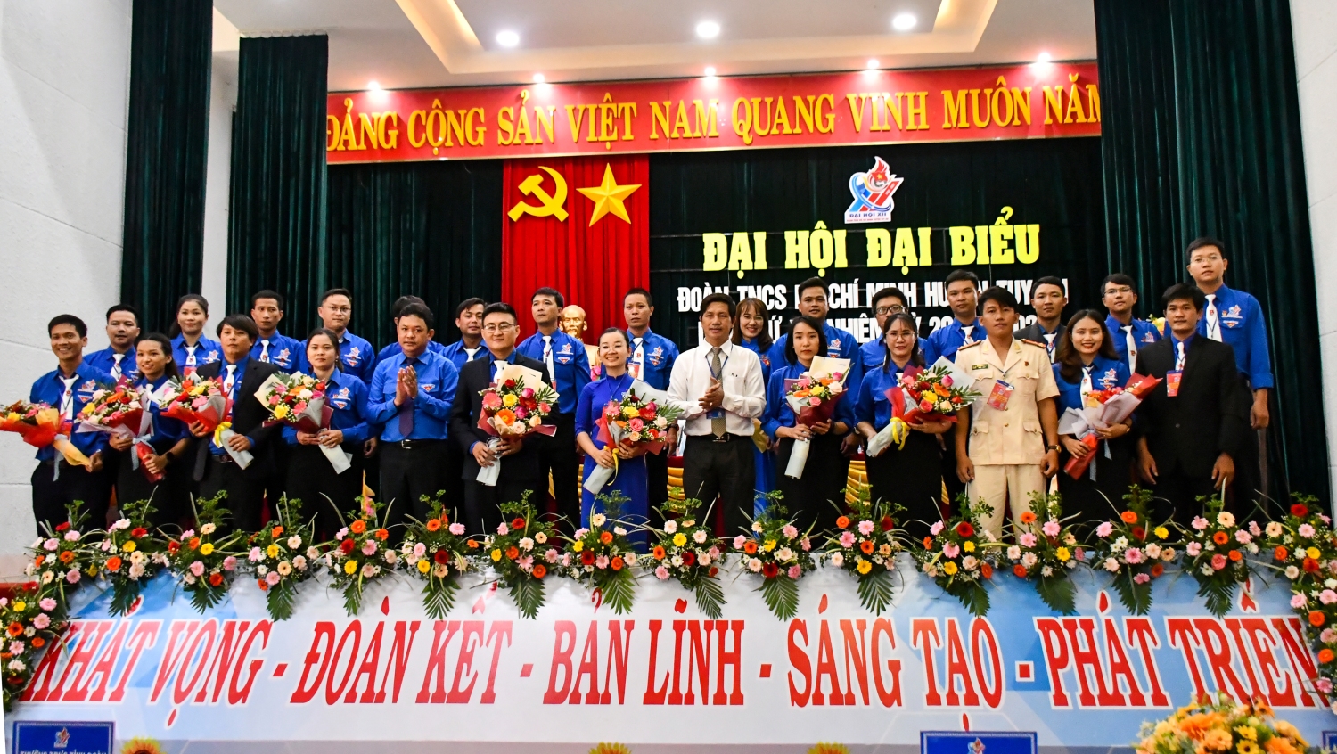 Thường trực Tỉnh Đoàn và lãnh đạo Huyện ủy Tuy An tặng hoa chúc mừng Ban chấp hành Đoàn TNCS Hồ Chí Minh huyện Tuy An  khóa XII, nhiệm kỳ 2022-2027.