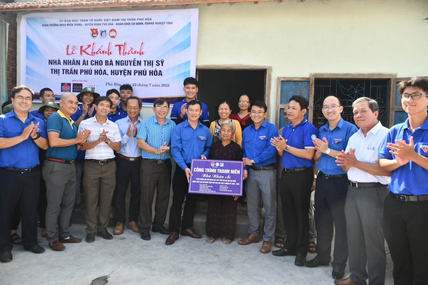 Đoàn khánh thành và bàn giao công trình “Sửa chữa nhà” cho cụ Nguyễn Thị Sỹ.