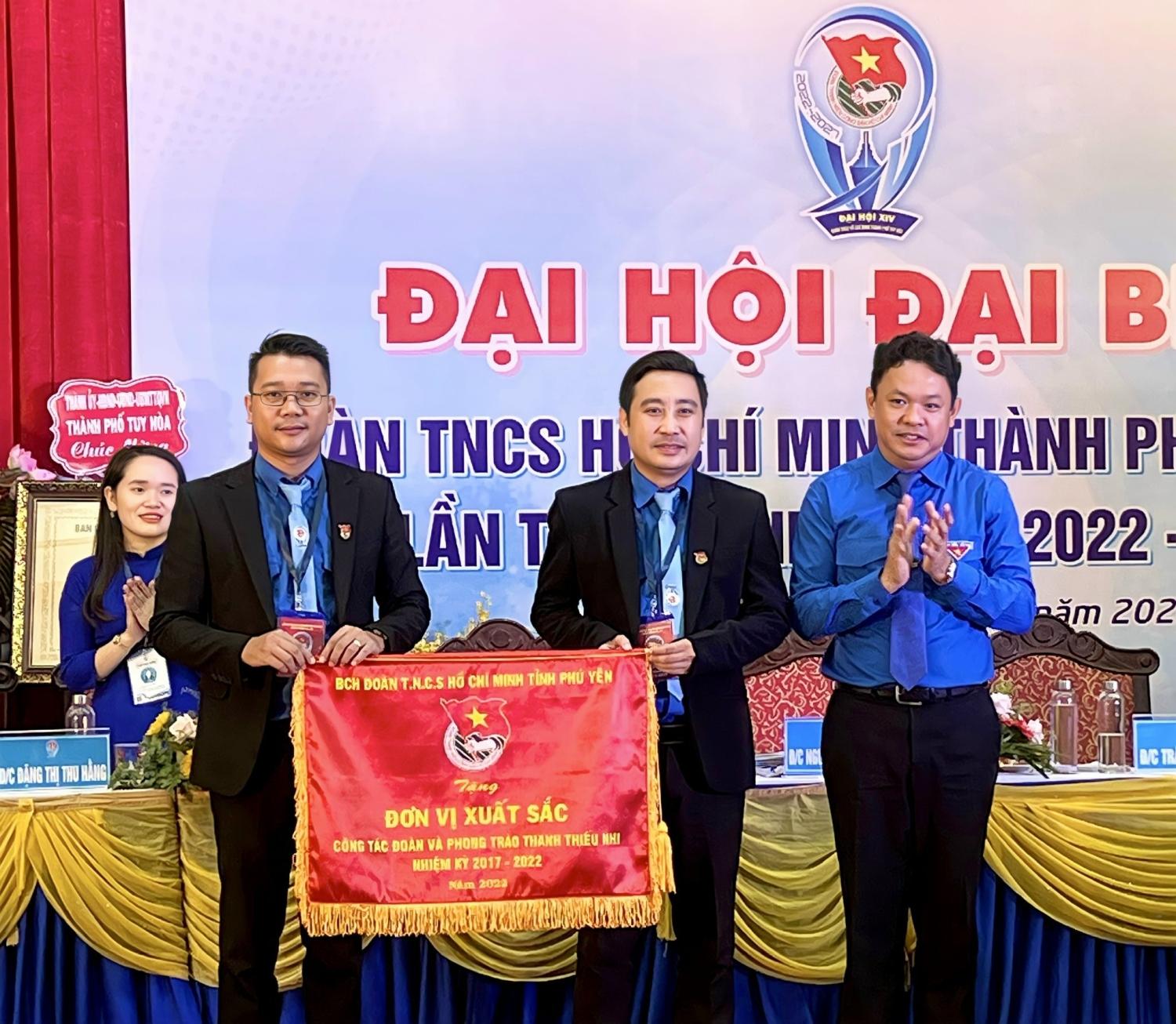 Đồng chí Phan Xuân Hạnh - UV BCH Trung ương Đoàn, Tỉnh ủy viên, Bí thư Tỉnh Đoàn tặng cờ đơn vị xuất sắc công tác đoàn và phong trào thanh thiếu nhi nhiệm kỳ 2017-2022 cho Thành Đoàn Tuy Hòa.