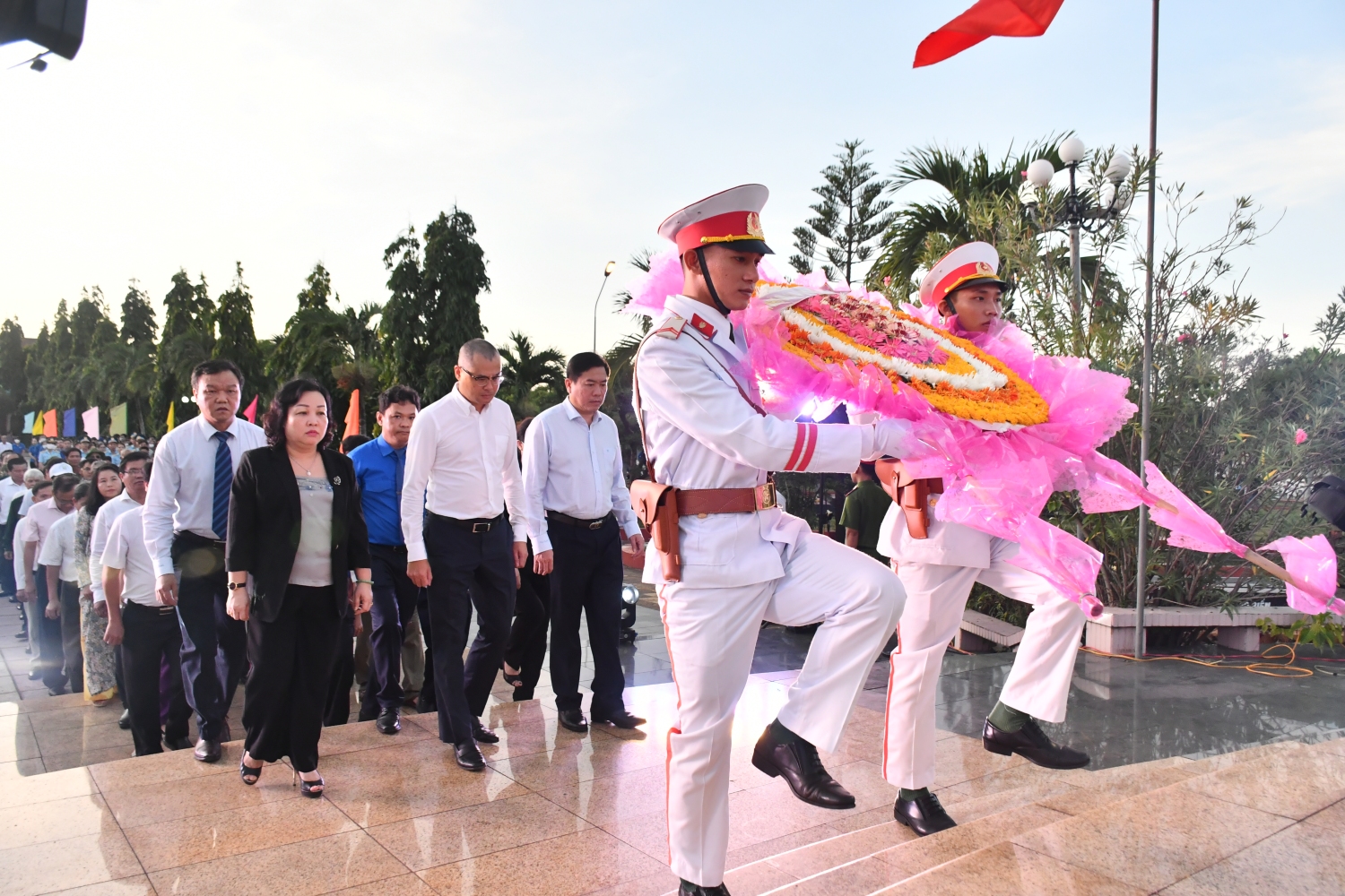 Các đồng chí lãnh đạo tỉnh và đoàn viên thanh niên dâng hoa tại đài tưởng niệm.