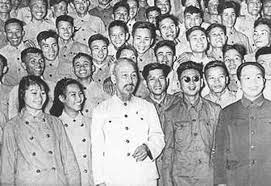 Chủ tịch Hồ Chí Minh chụp ảnh với đại biểu Quân đội, thương binh và quân nhân phục viên sau buổi gặp tại Phủ Chủ tịch, ngày 29-1-1957. Ảnh: Tư liệu