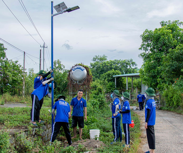 Đội hình mùa hè xanh Trường đại học Sư phạm Kỹ thuật TP Hồ Chí Minh thi công công trình Thắp sáng đường quê bằng năng lượng mặt trời với 28 bóng tại thôn Kỳ Lộ, xã Xuân Quang 1, huyện Đồng Xuân.