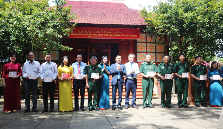 Lãnh đạo Ban Tuyên giáo Tỉnh ủy trao kỷ niệm chương cho các cán bộ, công chức, viên chức có nhiều đóng góp cho ngành Tuyên giáo của tỉnh. Ảnh : NGÔ XUÂN