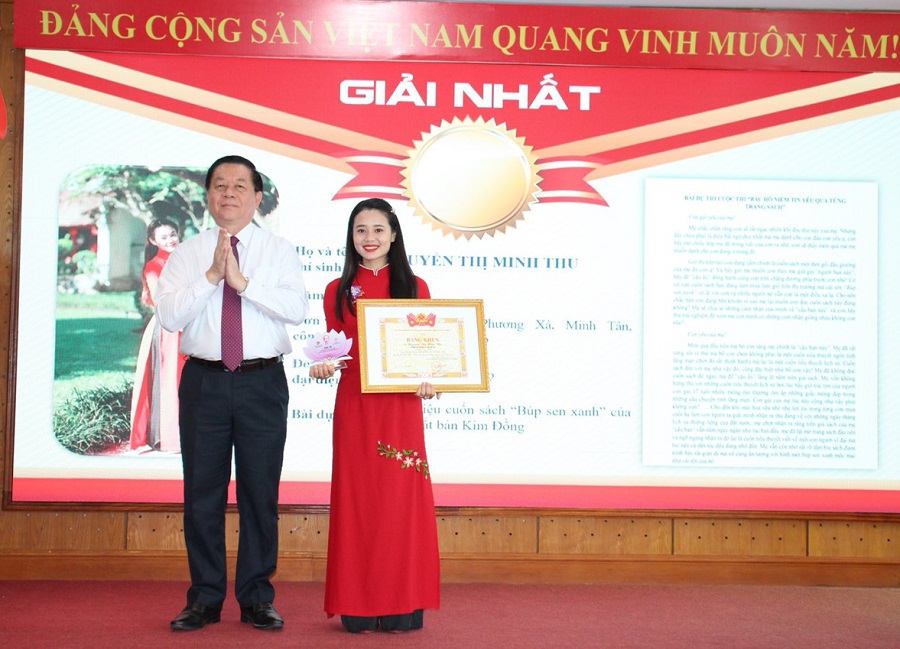 Đồng chí Nguyễn Trọng Nghĩa trao Giải cho tác giả đoạt giải Nhất.