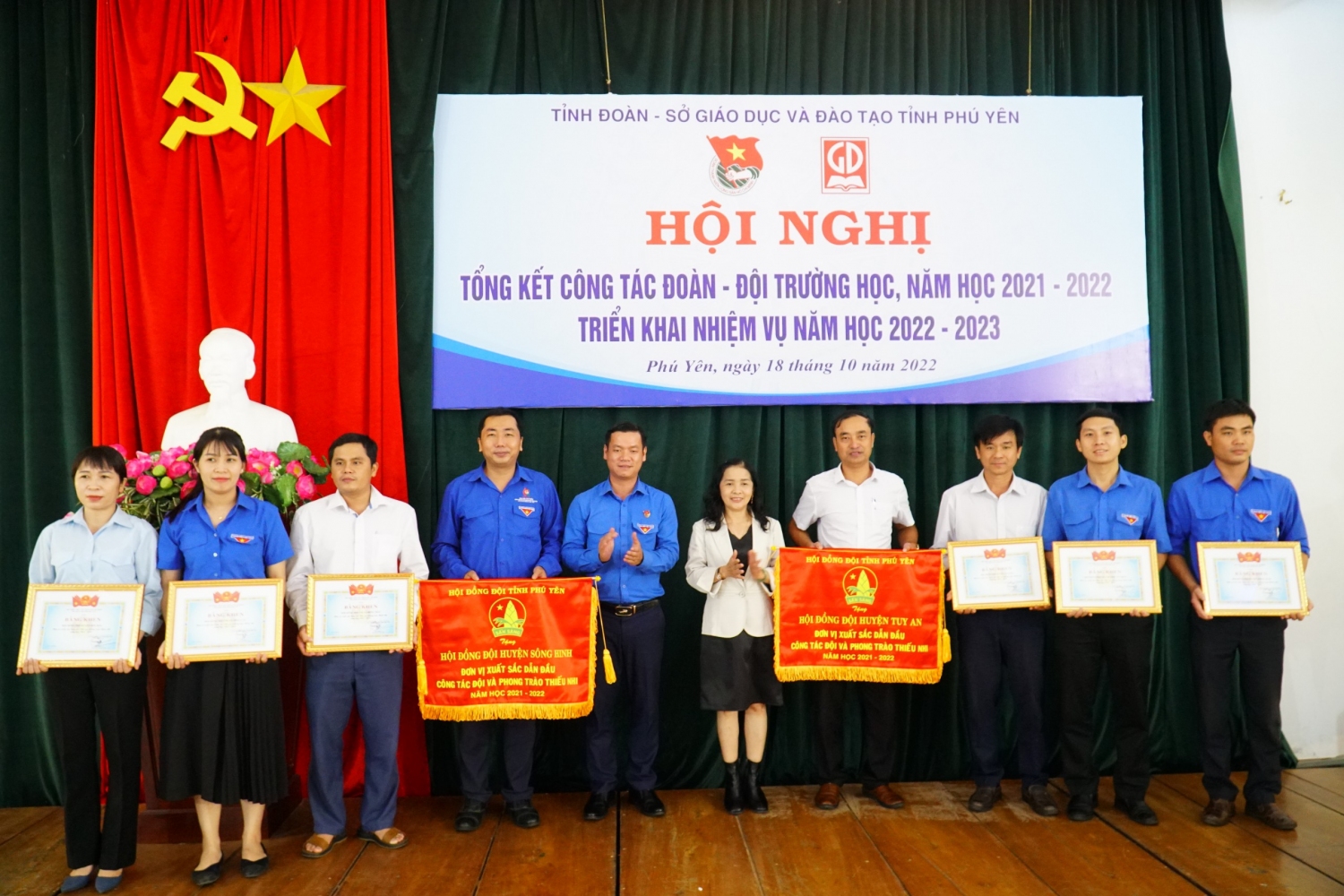 Thường trực Tỉnh Đoàn, Hội đồng Đội tỉnh và lãnh đạo Sở GD-ĐT Phú Yên trao cờ thi đua và các đơn vị xuất sắc dẫn đầu công tác Đội và phong trào thanh thiếu nhi.