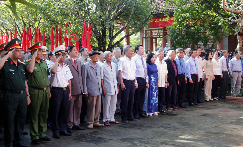 Các đại biểu chào cờ tại Lễ kỷ niệm 92 năm Ngày thành lập chi bộ Đảng Cộng sản đầu tiên ở Phú Yên (5/10/1930-5/10/2022). Ảnh: TRẦN QUỚI