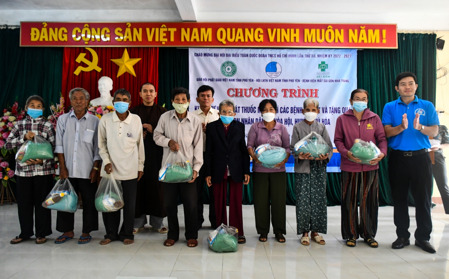 Ban Tổ chức trao tặng quà cho người dân có hoàn cảnh khó khăn ở xã Hòa Hội.