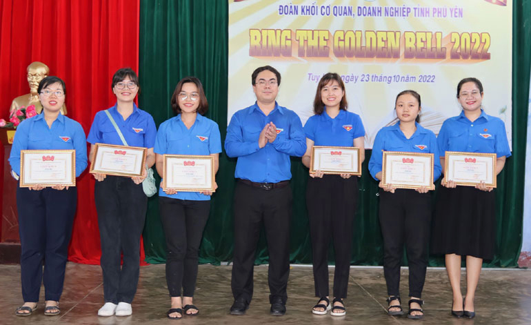 Bí thư Đoàn khối Cơ quan, doanh nghiệp tỉnh Nguyễn Lê Duy trao giải cho các thí sinh xuất sắc.