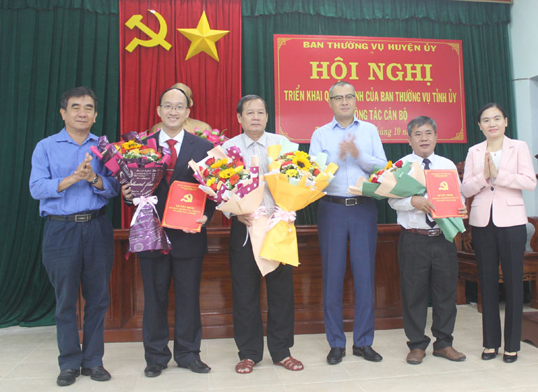 Các đồng chí Phạm Đại Dương, Nguyễn Đình Phúc, Đinh Thị Thu Thanh tặng hoa chúc mừng ông Đỗ Văn Cấp và ông Trần Minh Trí.
