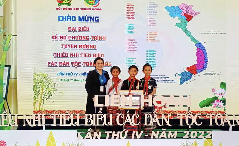 Kpă Thủy Tiên (thứ hai từ phải sang) cùng hai đại biểu thiếu nhi của Phú Yên và phụ trách tại liên hoan Thiếu nhi tiêu biểu các dân tộc toàn quốc lần thứ IV năm 2022.