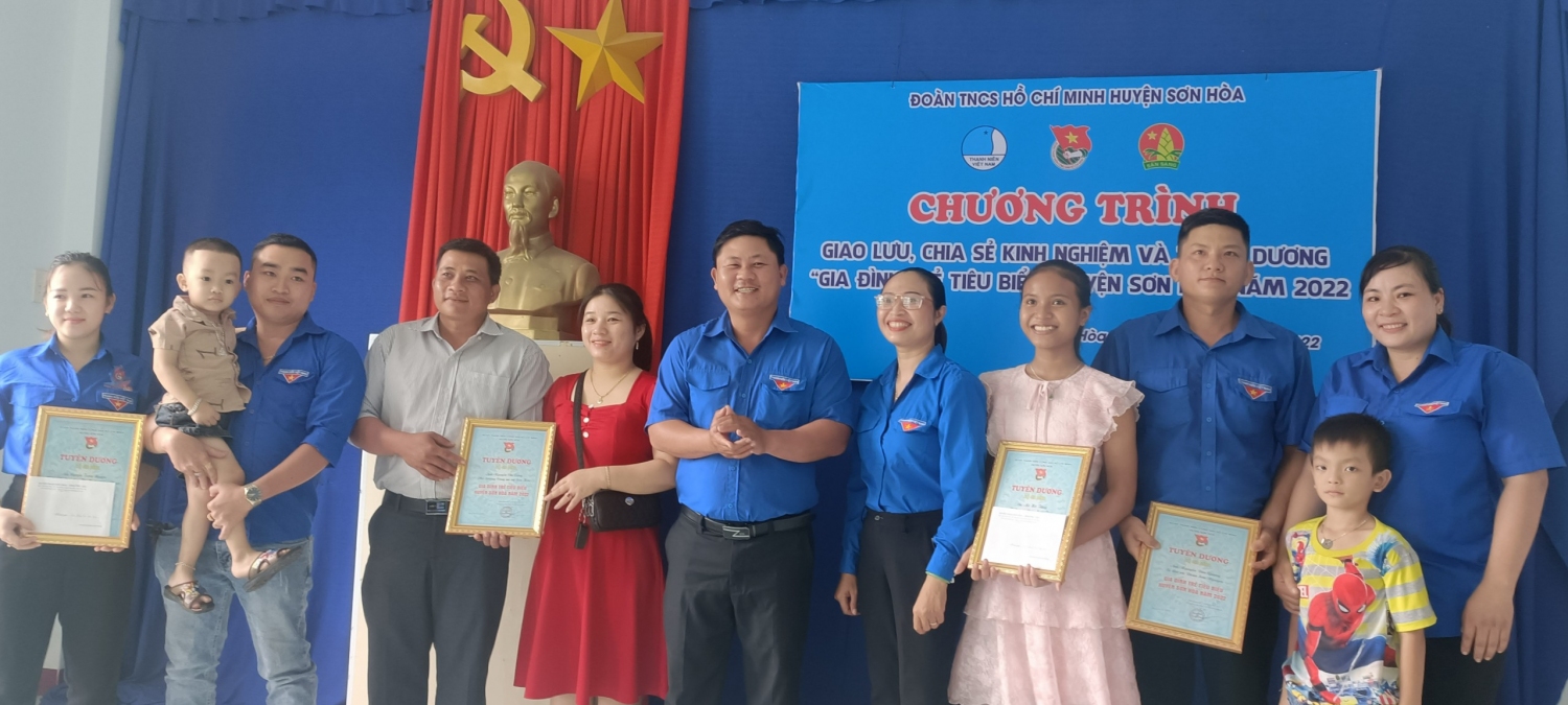 Tuyên dương gia đình trẻ tiêu biểu huyện Sơn Hòa năm 2022.