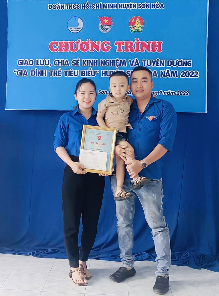 Gia đình anh Nguyễn Trung Nguyên và chị Nguyễn Thị Phương Thảo là một trong năm gia đình trẻ tiêu biểu năm 2022 của huyện Sơn Hòa. Ảnh: CTV