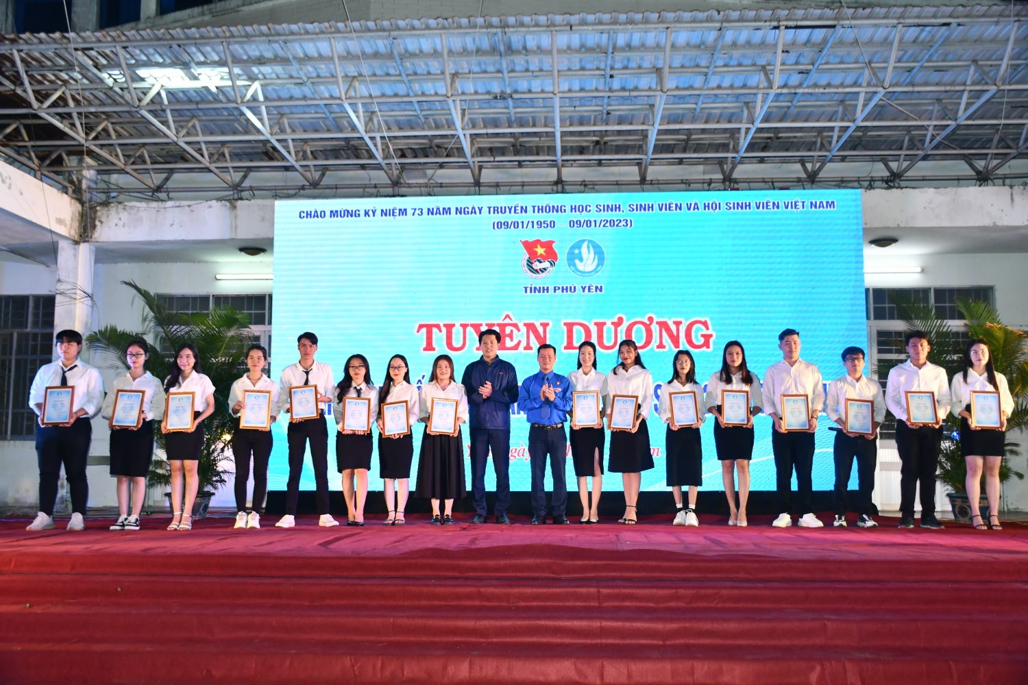 Tuyên dương sinh viên đạt Giải thưởng “Sao tháng giêng” cấp tỉnh năm học 2021-2022.