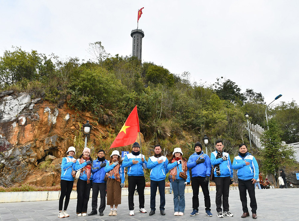 Tuổi trẻ Phú Yên chào cờ tại Cột cờ Quốc gia Lũng Cú, điểm cực Bắc thiêng liêng của Tổ quốc.
