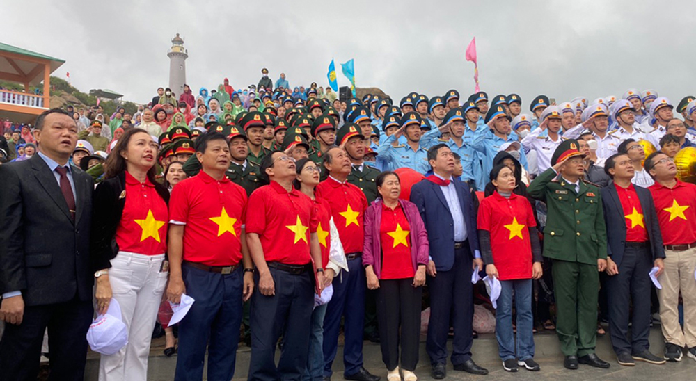 Đồng chí Trương Hòa Bình và các đồng chí lãnh đạo tỉnh cùng đông đảo du khách tham gia chào chờ đầu năm mới 2023 tại Mũi Điện. Ảnh: TRẦN QUỚI