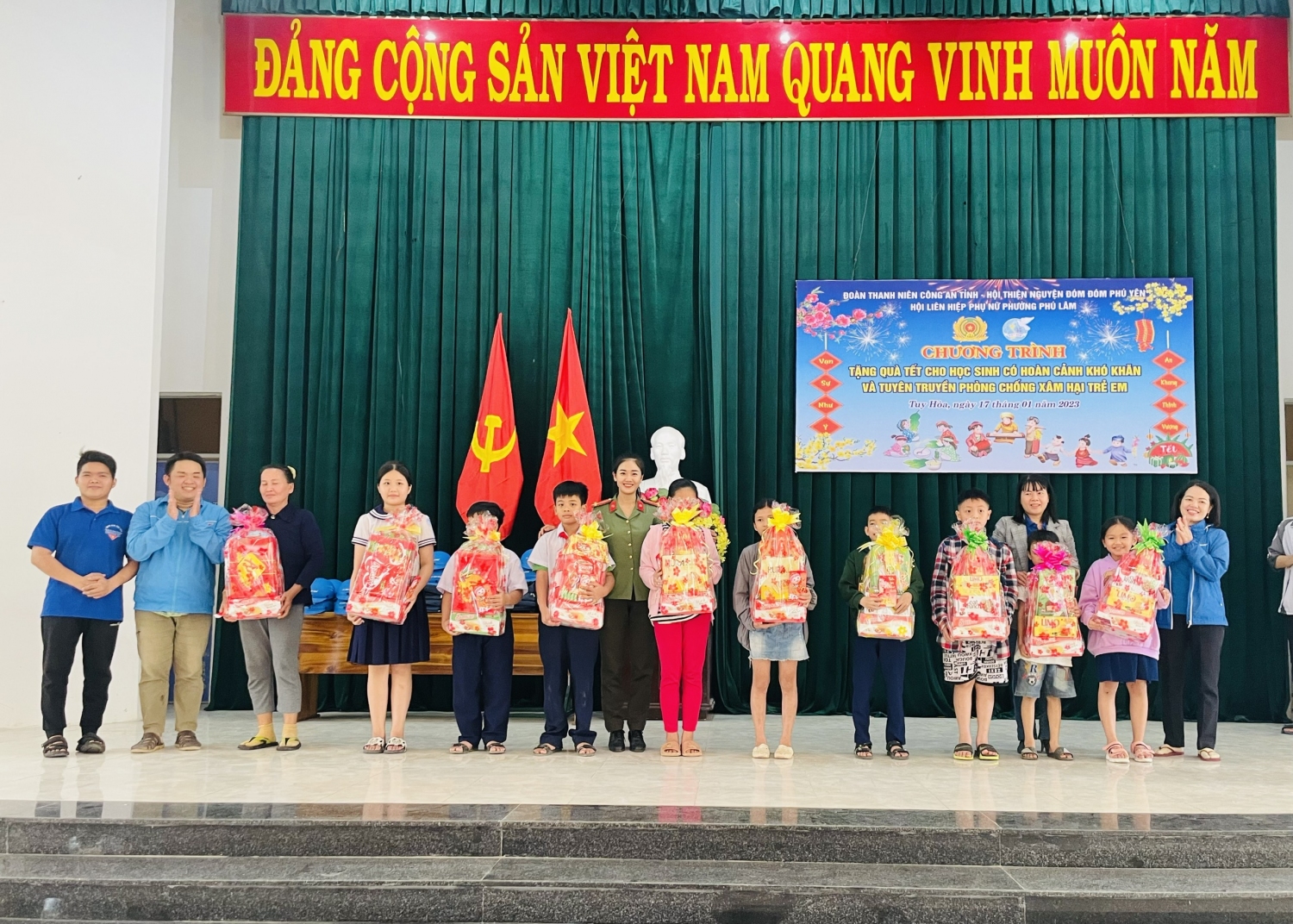 Tặng quà cho các em học sinh có hoàn cảnh khó khăn tại phường Phú Lâm.