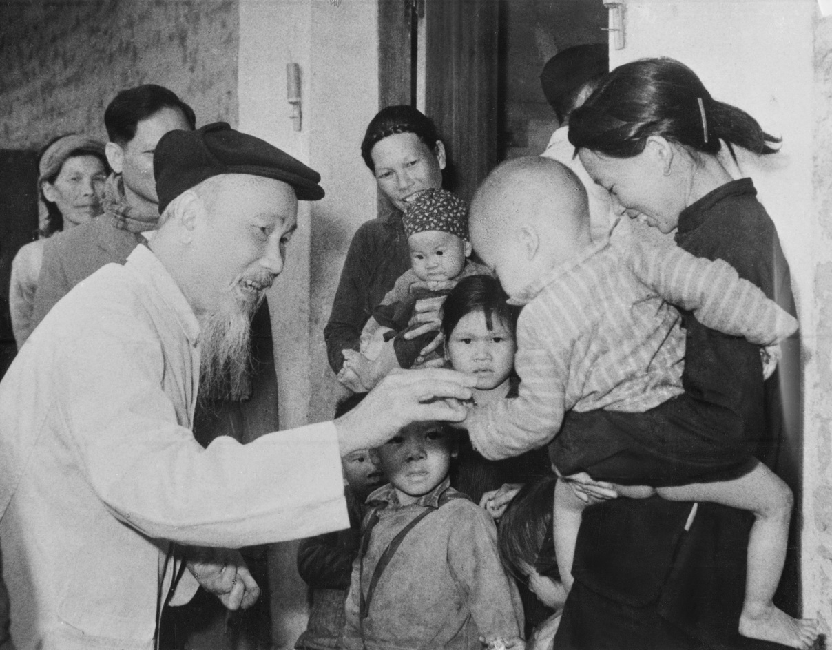Chủ tịch Hồ Chí Minh thăm, chúc tết một số gia đình tại thôn Khe Cát, xã Minh Thành, huyện Yên Hưng, tỉnh Quảng Ninh ngày mùng 1 tết Ất Tỵ 1965_Ảnh:  TTXVN