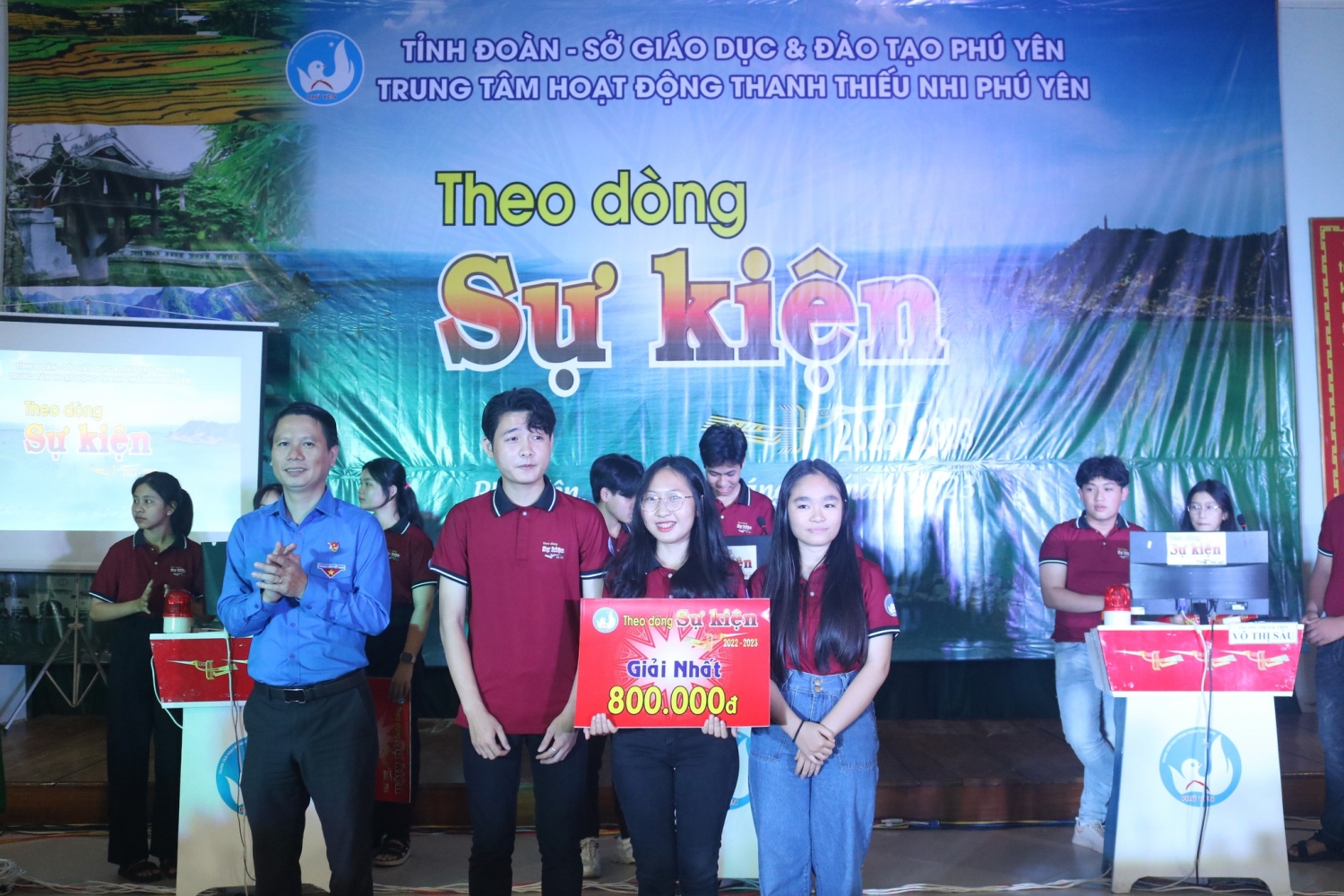 Đ/c Lương Minh Tùng, Bí thư Tỉnh Đoàn, Chủ tịch Hội LHTN Việt Nam tỉnh trao giải nhất cho Trường THPT Nguyễn Du.