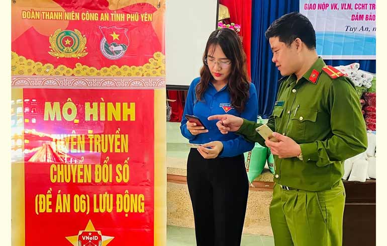 Đoàn viên thanh niên Công an tỉnh hướng dẫn thanh niên huyện Tuy An sử dụng ứng dụng VNeID. Ảnh: CTV
