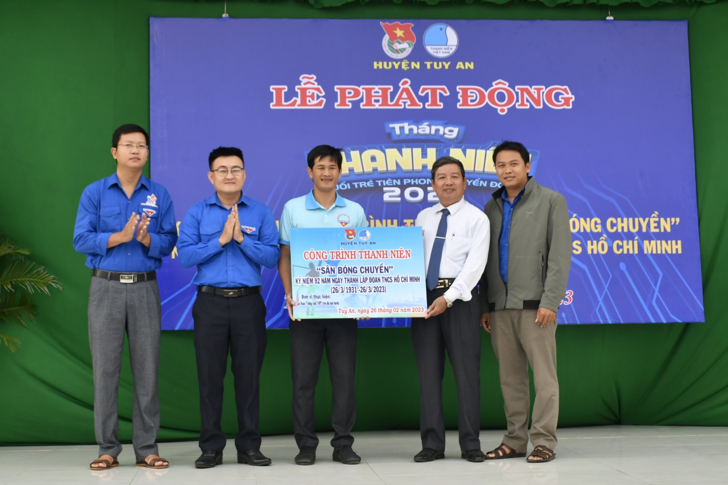 Bàn giao công trình thanh niên “Sân bóng chuyền” cho Trường THPT Trần Phú.
