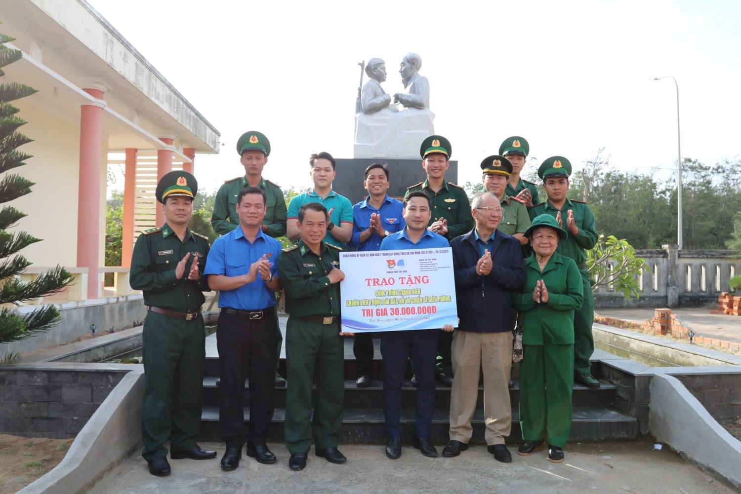 Thành Đoàn Tuy Hòa trao tặng kinh phí 30 triệu đồng cho Đồn Biên phòng Tuy Hòa thực hiện công trình thanh niên Khuôn viên tượng đài Bác Hồ và chiến sĩ biên phòng.