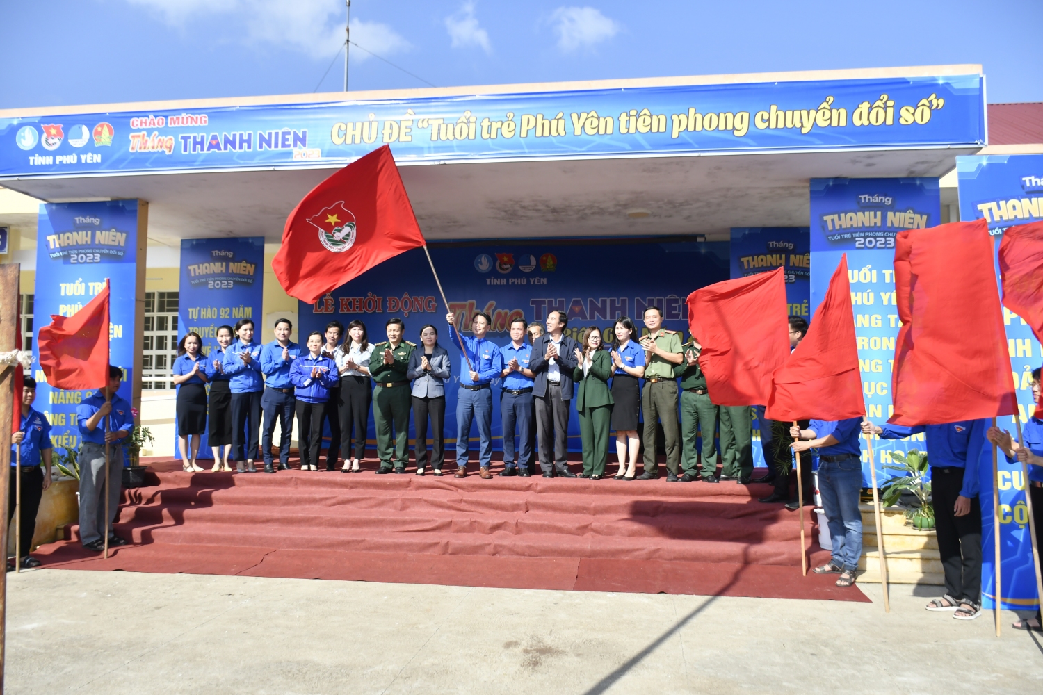 Bí thư Tỉnh Đoàn Lương Minh Tùng phất cờ ra quân Tháng Thanh niên 2023.