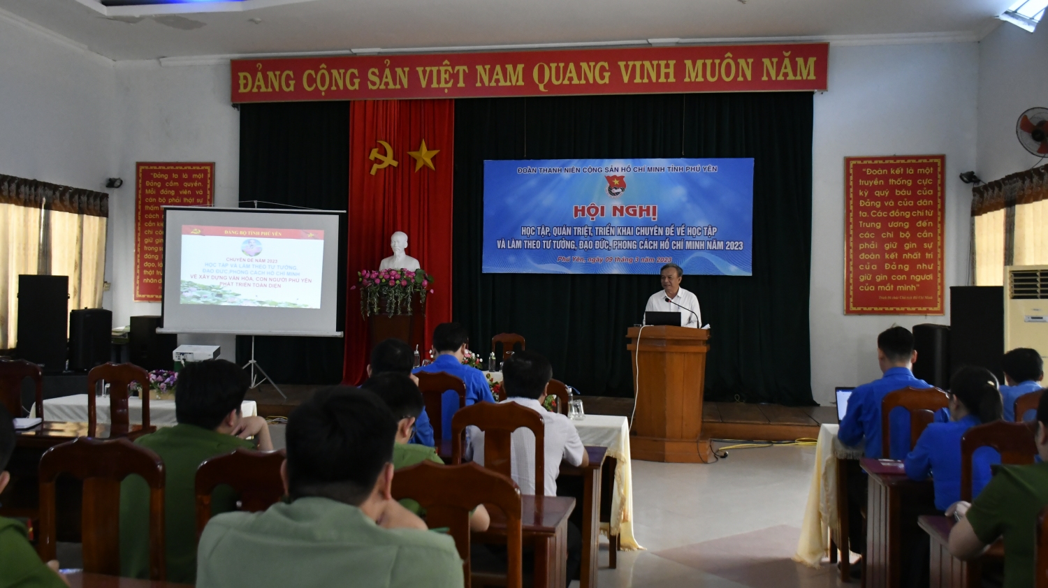 Đồng chí Nguyễn Văn Sự - Phó Trưởng Ban trực Tuyên giáo Tỉnh ủy Phú Yên quán triệt các nội dung chuyên đề học tập và làm theo tư tưởng, đạo đức, phong cách Hồ Chí Minh năm 2023.