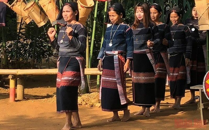 Đồng bào dân tộc trình diễn dân vũ tại Làng Văn hóa-Du lịch các dân tộc Việt Nam.