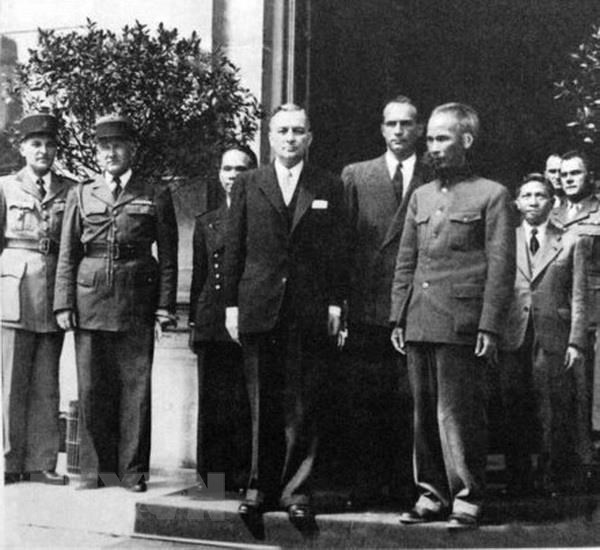 Thủ tướng Pháp Georges Bidault đón Chủ tịch Hồ Chí Minh, tại Dinh Thủ tướng, ngày 2/7/1946. (Ảnh: Tư liệu/TTXVN phát)